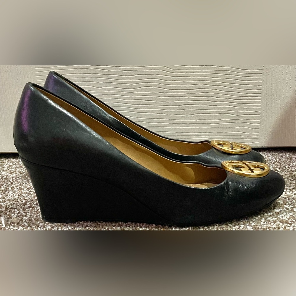 Women’s Tory Burch Black Close Toe Wedges With Gold Logo Size 9 - Picture 4 of 7